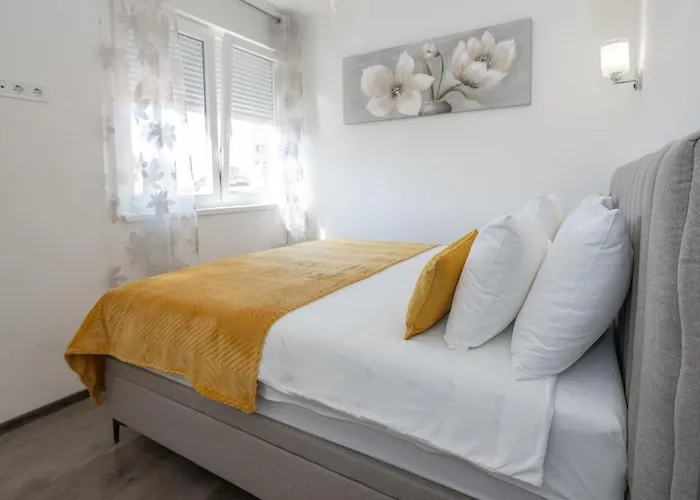 & Comfy Old Town Giara 2 ザダル