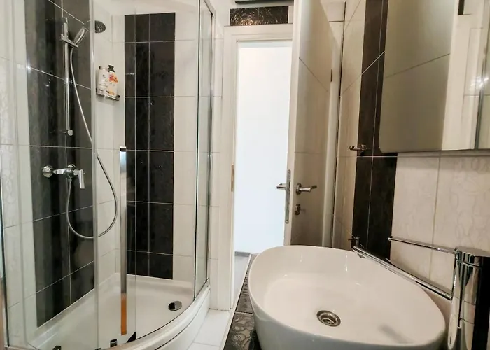 & Comfy Old Town Giara 2